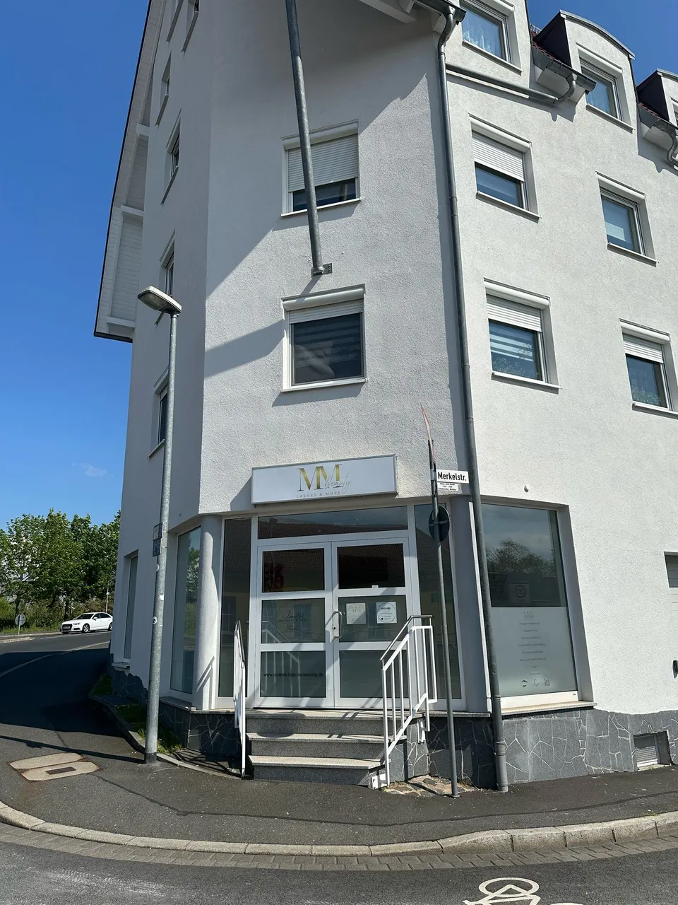Eingang des Studios an der Goldbacher Straße 20, Ecke Merkelstraße, in Aschaffenburg